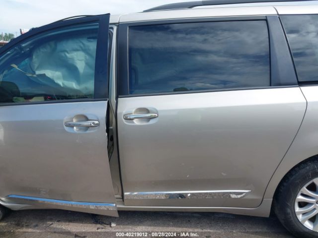 5TDYZ3DC9HS885175 Toyota Sienna Xle 8 Passenger