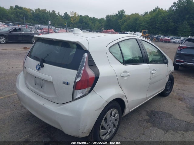 JTDKDTB3XF1584657 Toyota Prius C One