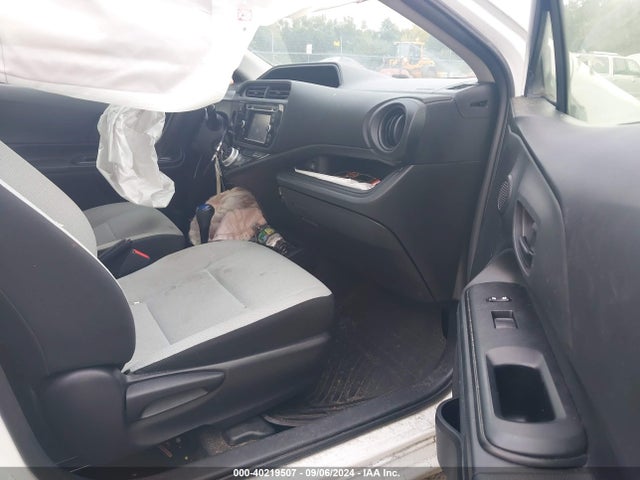 JTDKDTB3XF1584657 Toyota Prius C One