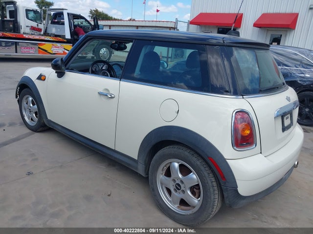 2007 MINI COOPER WMWMF33547TT55834 Photo 2