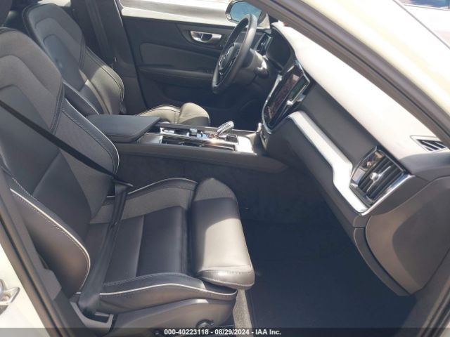 7JRL12TH5RG305135 Volvo S60 B5 Plus Black Edition