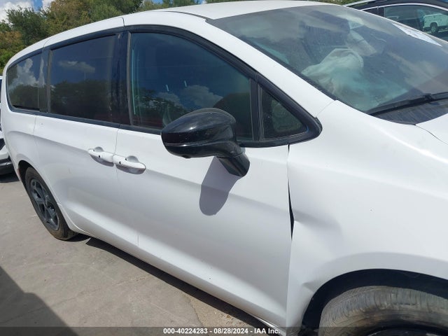 Chrysler Pacifica Hybrid Select 2024 2C4RC1S70RR109236 Image 12