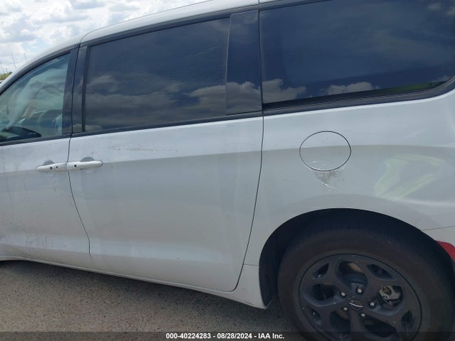 Chrysler Pacifica Hybrid Select 2024 2C4RC1S70RR109236 Image 13