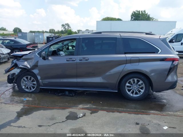 5TDKRKEC0MS031345 Toyota SIENNA LE