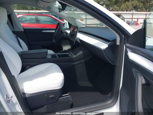 2024 TESLA MODEL Y 7SAYGAEE1RF120643 Photo 4