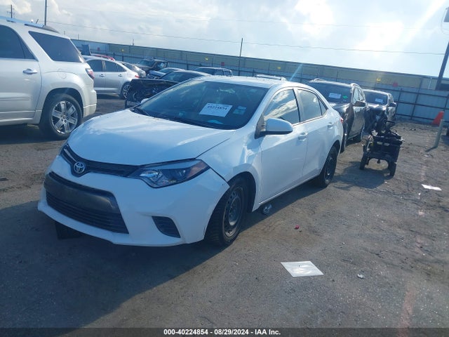 Toyota COROLLA LE 2015 5YFBURHE2FP281301 Image 2