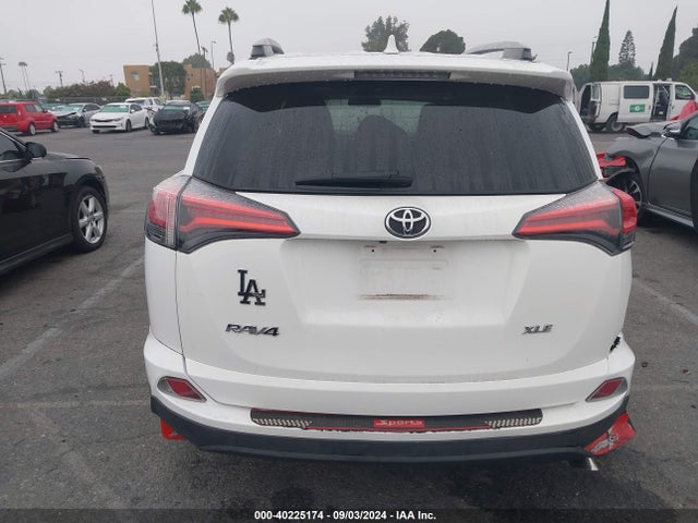 Toyota Rav4 Xle 2018 2T3WFREV0JW460385 Image 16