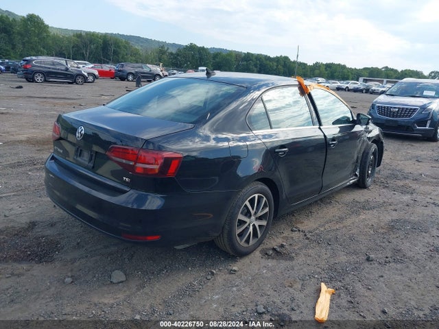 3VWB67AJ5JM244018 Volkswagen Jetta 1.4t Se/1.4t Wolfsburg Edition