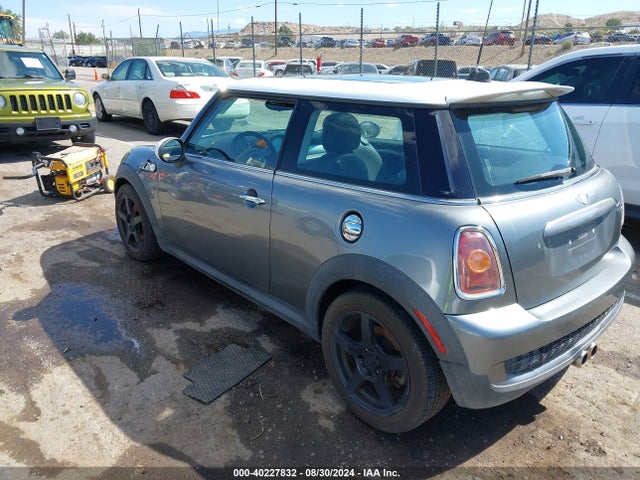 2007 MINI COOPER S WMWMF73577TT81772 Photo 2