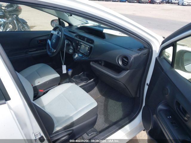 JTDKDTB33F1586170 Toyota Prius C One