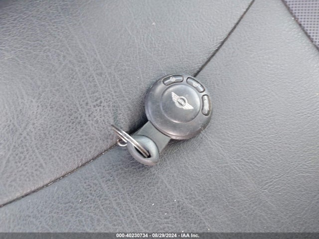 2010 MINI COOPER WMWMF3C51ATZ64256 Photo 10