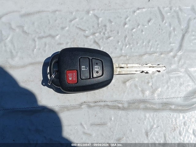 Toyota RAV4 LE 2015 JTMBFREV7FJ033564 Image 11