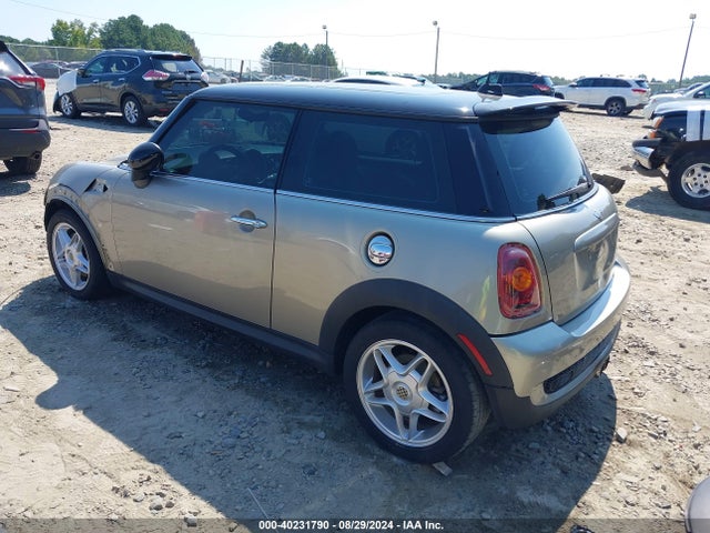 2007 MINI COOPER S WMWMF73587TL91646 Photo 2