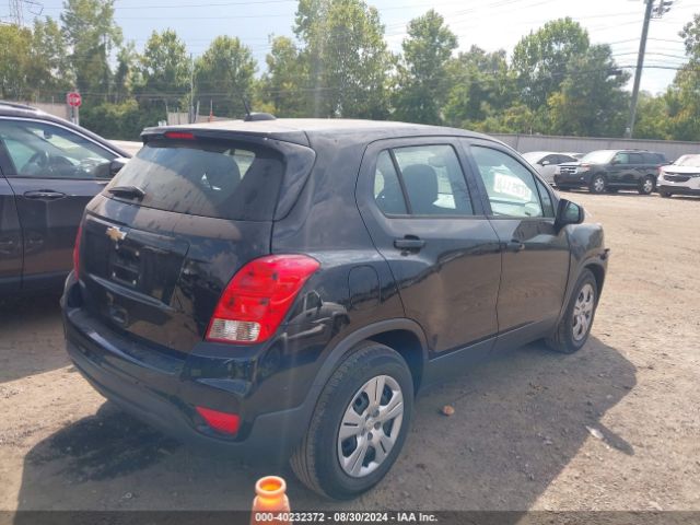 3GNCJKSB8JL217005 Chevrolet TRAX LS
