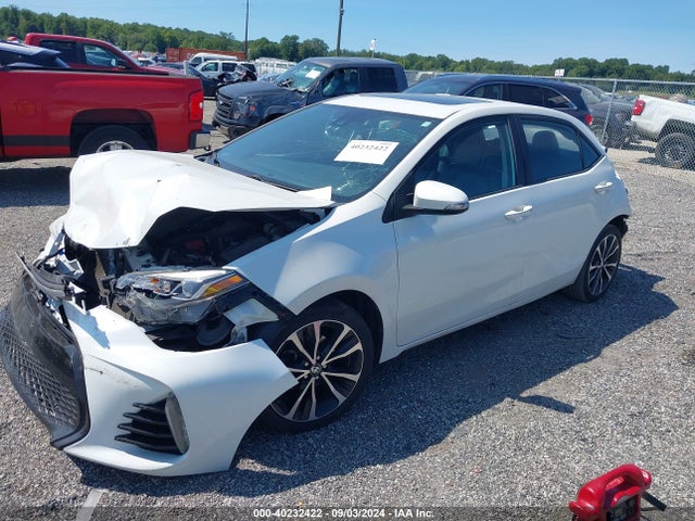Toyota COROLLA SE 2018 5YFBURHE8JP795145 Image 2