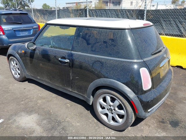 2005 MINI COOPER WMWRC33585TK60169 Photo 2