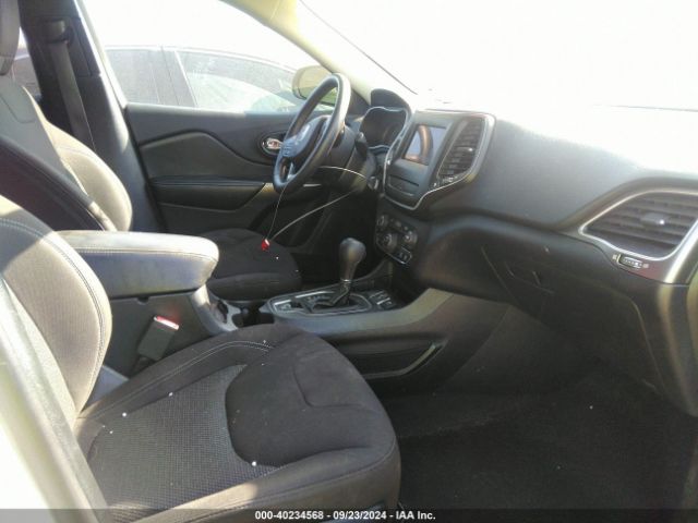 1C4PJLCB4KD439563 Jeep Cherokee Latitude Fwd
