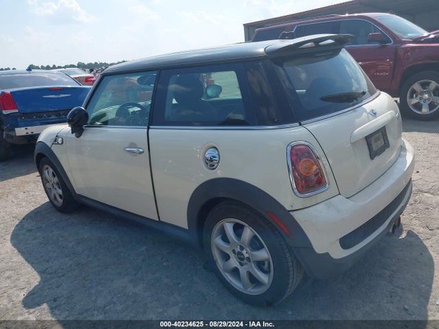 2010 MINI COOPER S WMWMF7C59ATZ69731 Photo 2