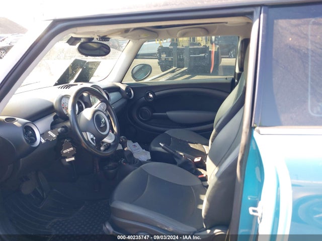 2010 MINI COOPER WMWMF3C58ATZ21369 Photo 4