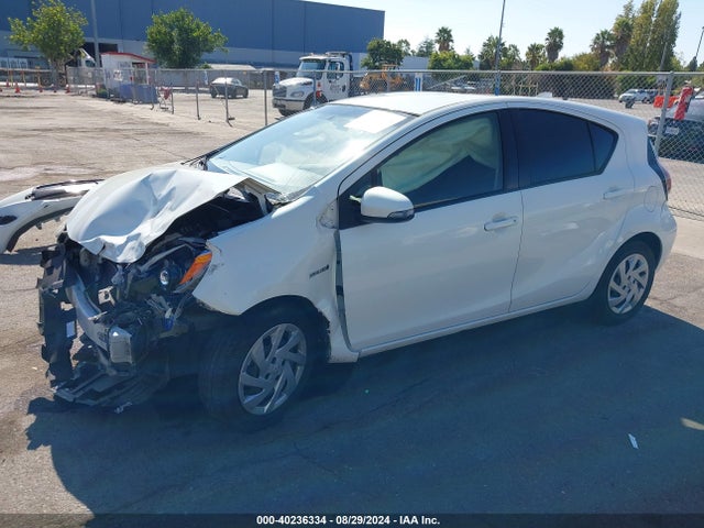 Toyota Prius C Three 2015 JTDKDTB39F1109517 Image 2
