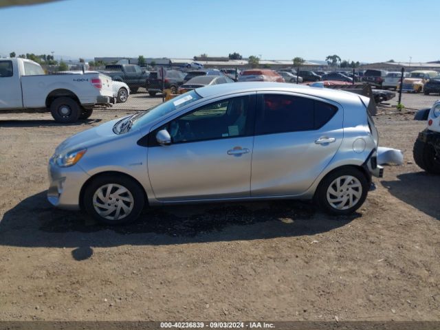 JTDKDTB30F1576020 Toyota Prius C One