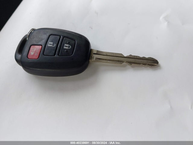 Toyota RAV4 LE 2018 JTMZFREV7JD113176 Image 11