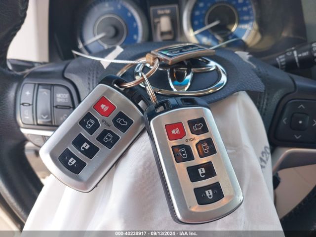 5TDYK3DC0FS611400 Toyota Sienna Xle 8 Passenger