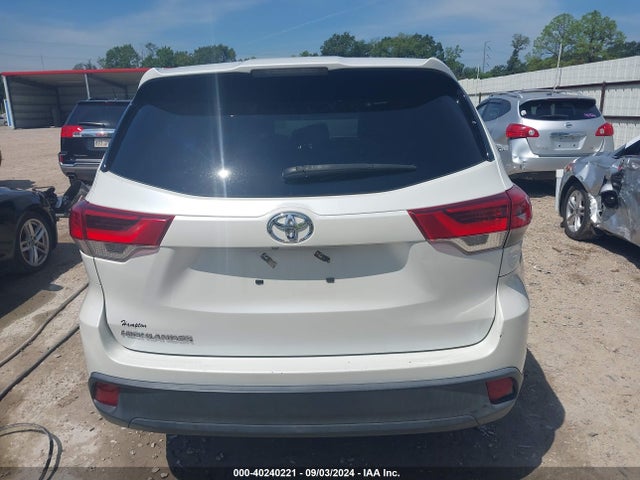 Toyota Highlander Le 2018 5TDZARFH3JS040495 Image 16