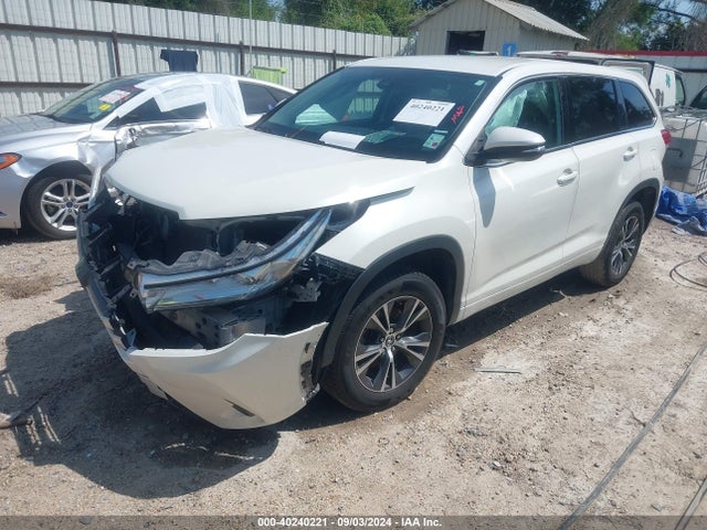 Toyota Highlander Le 2018 5TDZARFH3JS040495 Image 2