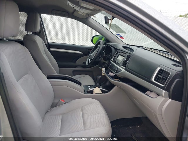 5TDZARFH6FS016358 Toyota Highlander Le