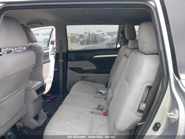 5TDZARFH6FS016358 Toyota Highlander Le