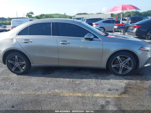 WDD3G4EBXKW033331 Mercedes-Benz A 220