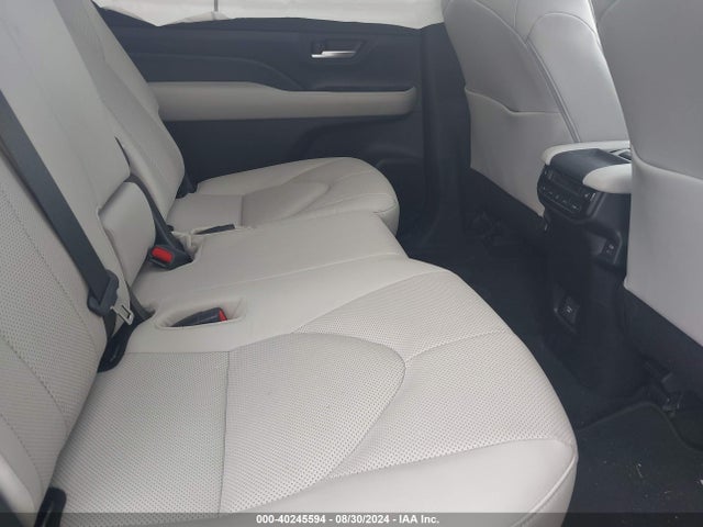 Toyota Grand Highlander Limited 2024 5TDAAAA59RS014586 Image 8