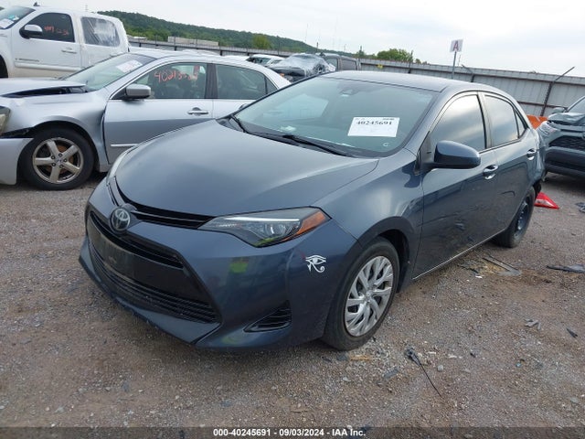 Toyota COROLLA LE 2018 5YFBURHE7JP833898 Image 2