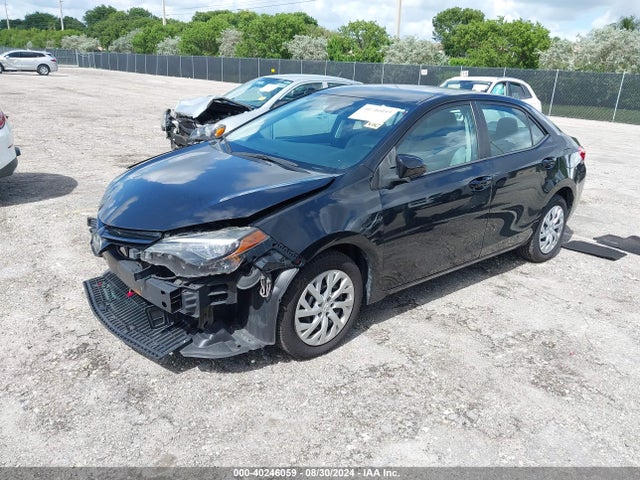 Toyota COROLLA LE 2018 5YFBURHE9JP758590 Image 2