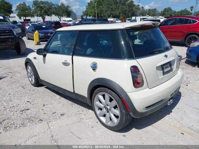 2006 MINI COOPER S WMWRE33596TG99802 Photo 2