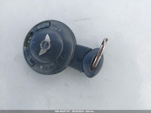 2010 MINI COOPER WMWMF3C56ATZ65998 Photo 10