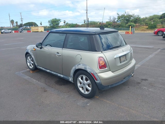 2010 MINI COOPER WMWMF3C56ATZ65998 Photo 2