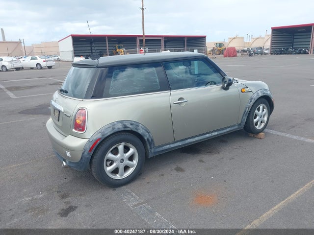 2010 MINI COOPER WMWMF3C56ATZ65998 Photo 3
