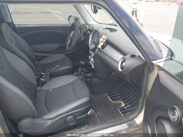 2010 MINI COOPER WMWMF3C56ATZ65998 Photo 4