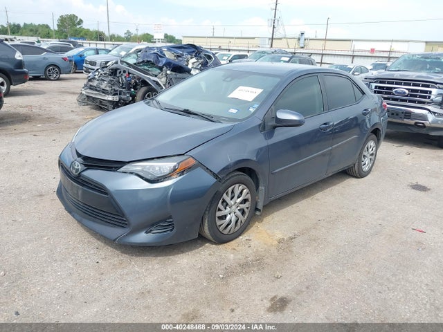 Toyota COROLLA LE 2018 5YFBURHE1JP753402 Image 2