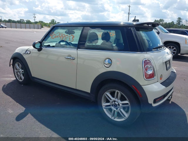 2011 MINI COOPER S WMWSV3C50BTY12478 Photo 2