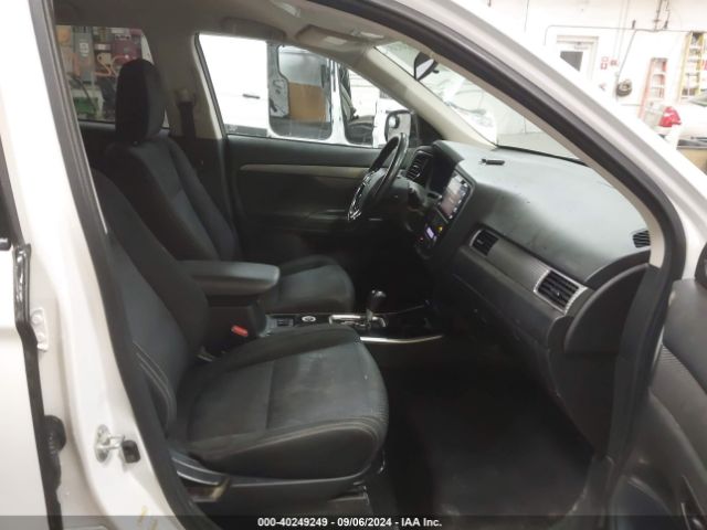 JA4AZ3A3XHZ031830 Mitsubishi Outlander Se
