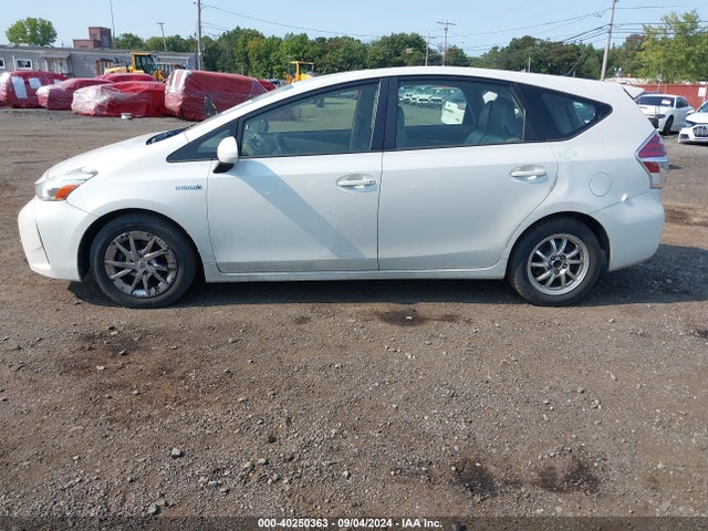 Toyota Prius V Two 2016 JTDZN3EU4GJ045775 Image 14