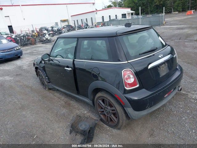 2011 MINI COOPER WMWSU3C55BT091948 Photo 2
