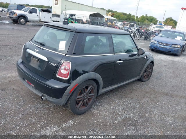 2011 MINI COOPER WMWSU3C55BT091948 Photo 3