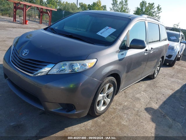 Toyota Sienna Le 8 Passenger 2017 5TDKZ3DC0HS815375 Image 2