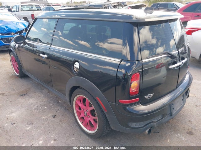 2010 MINI COOPER S CLUBMAN WMWMM3C57ATP93874 Photo 2
