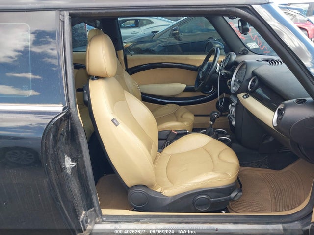 2010 MINI COOPER S CLUBMAN WMWMM3C57ATP93874 Photo 4