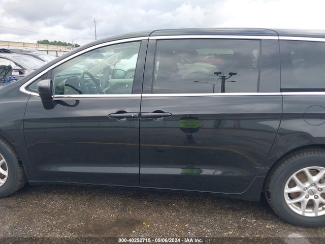 2C4RC1CG2NR153019 Chrysler Voyager Lx